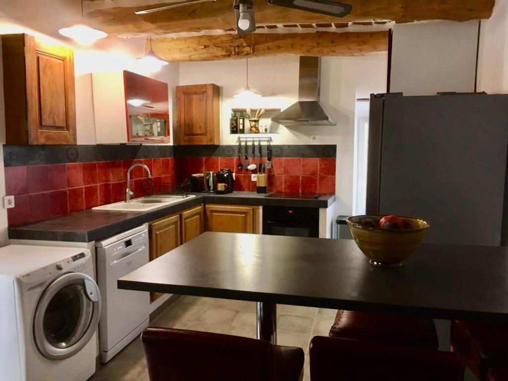 Casa de Férias La Maison De Lily, Cosy Dans Le Vieux-hyeres, Parking Gratuit Hyères